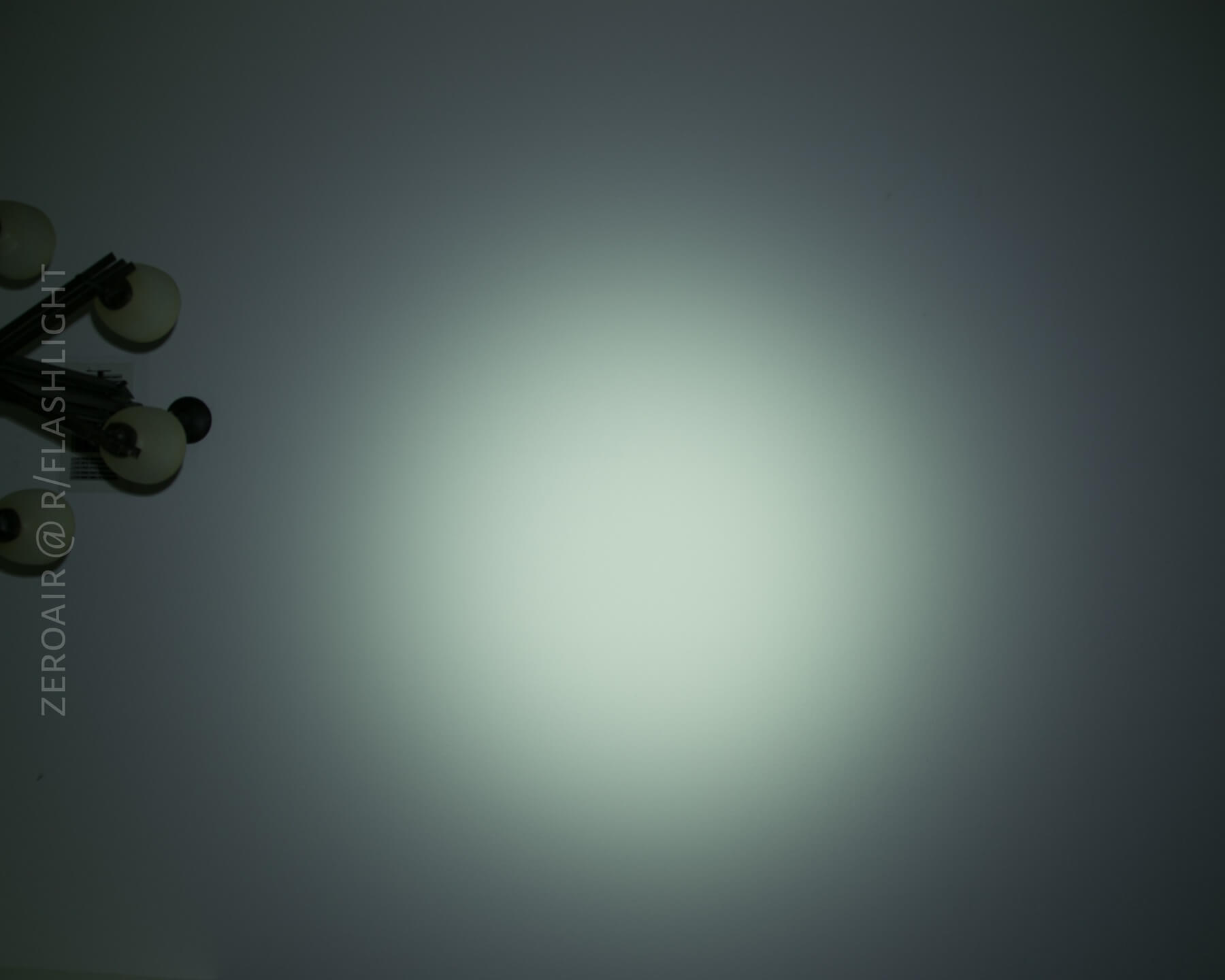 Niwalker MM25MB flashlight beamshots on ceiling