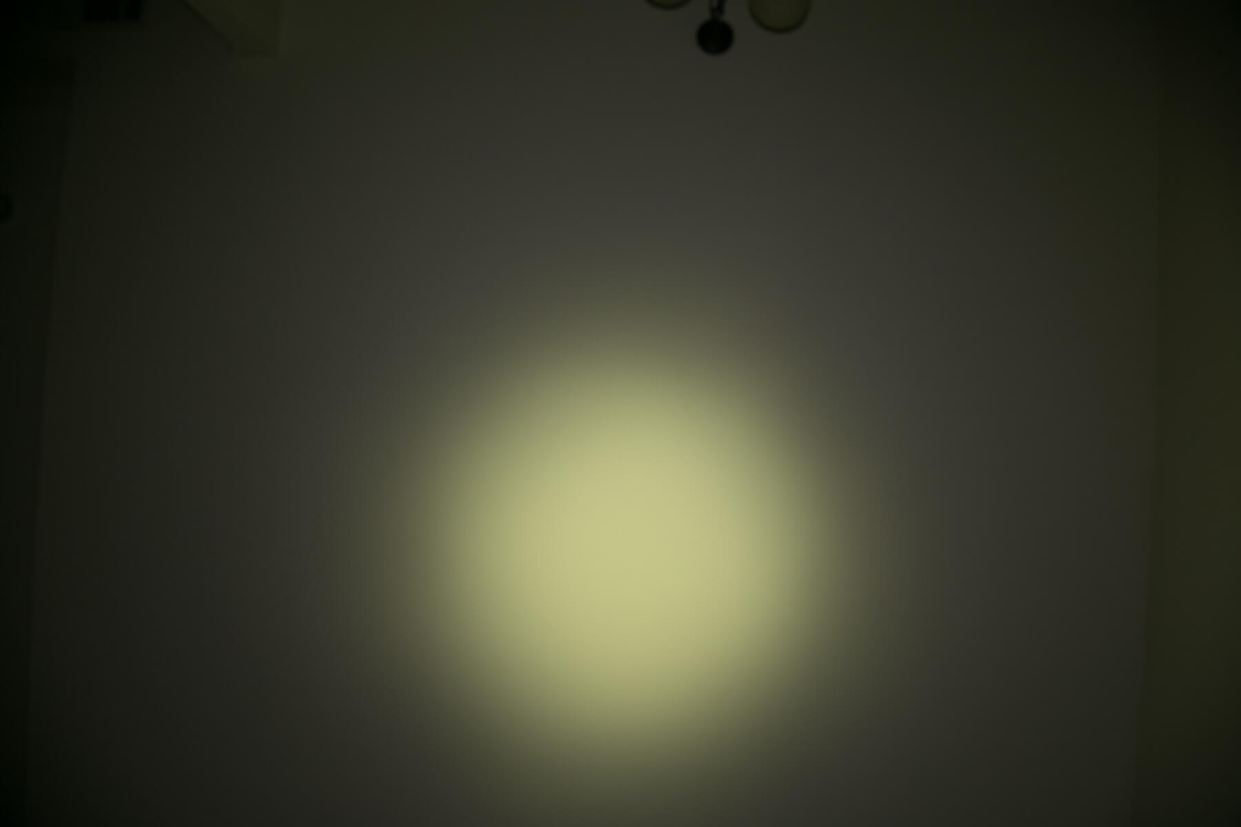 Thrunite TH20 flashlight beamshots on ceiling