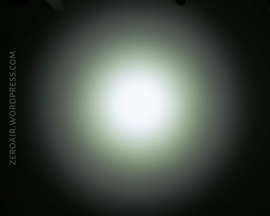 A circular beam of white light fades into darker shades at the edges against a dark background. The text ZEROAIR.WORDPRESS.COM appears vertically on the left side.