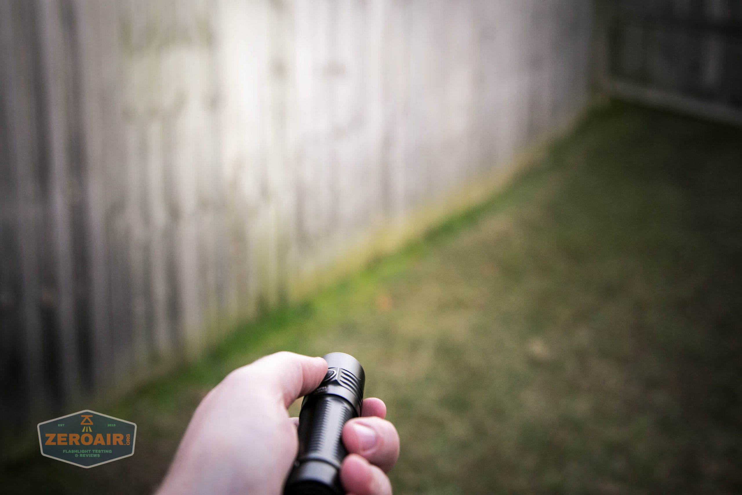 klarus g25 21700 cree xhp70.2 flashlight in hand beamshot