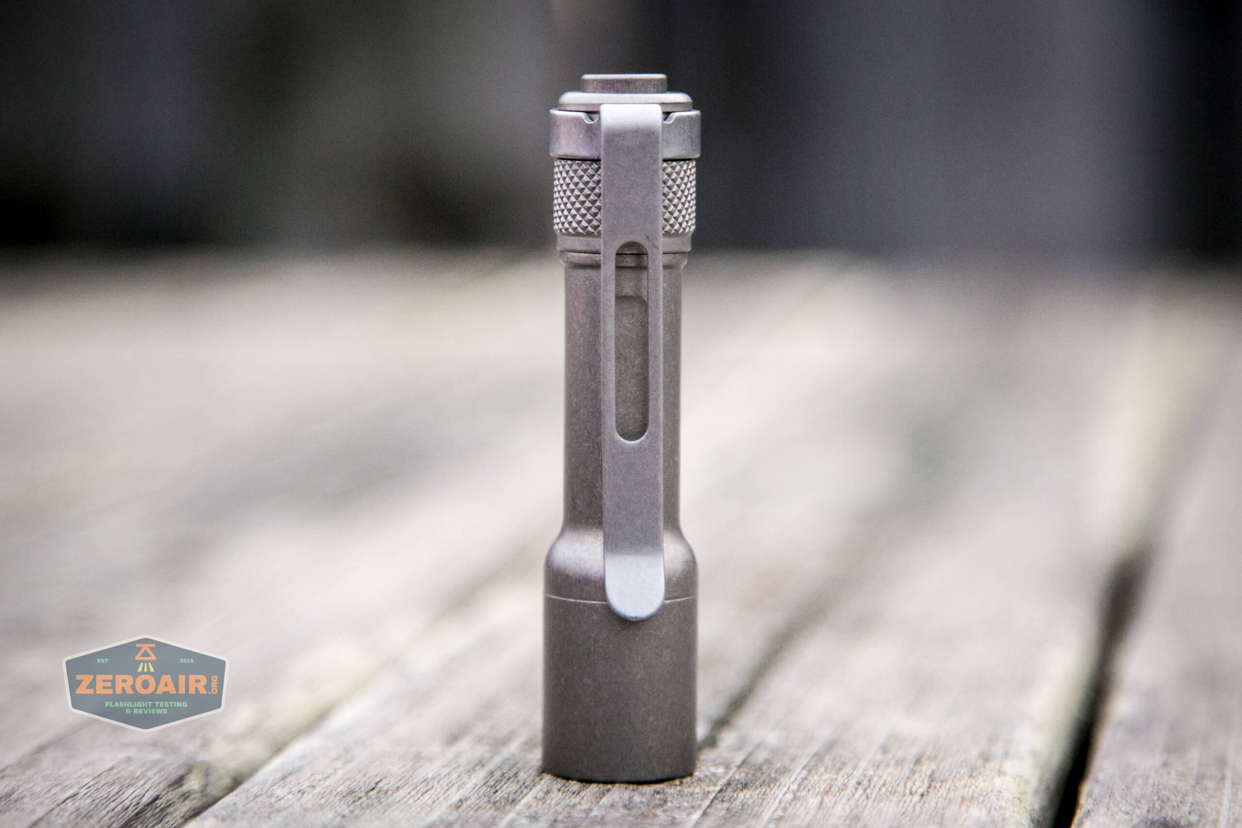 Seeknite SK03 standing, pocket clip