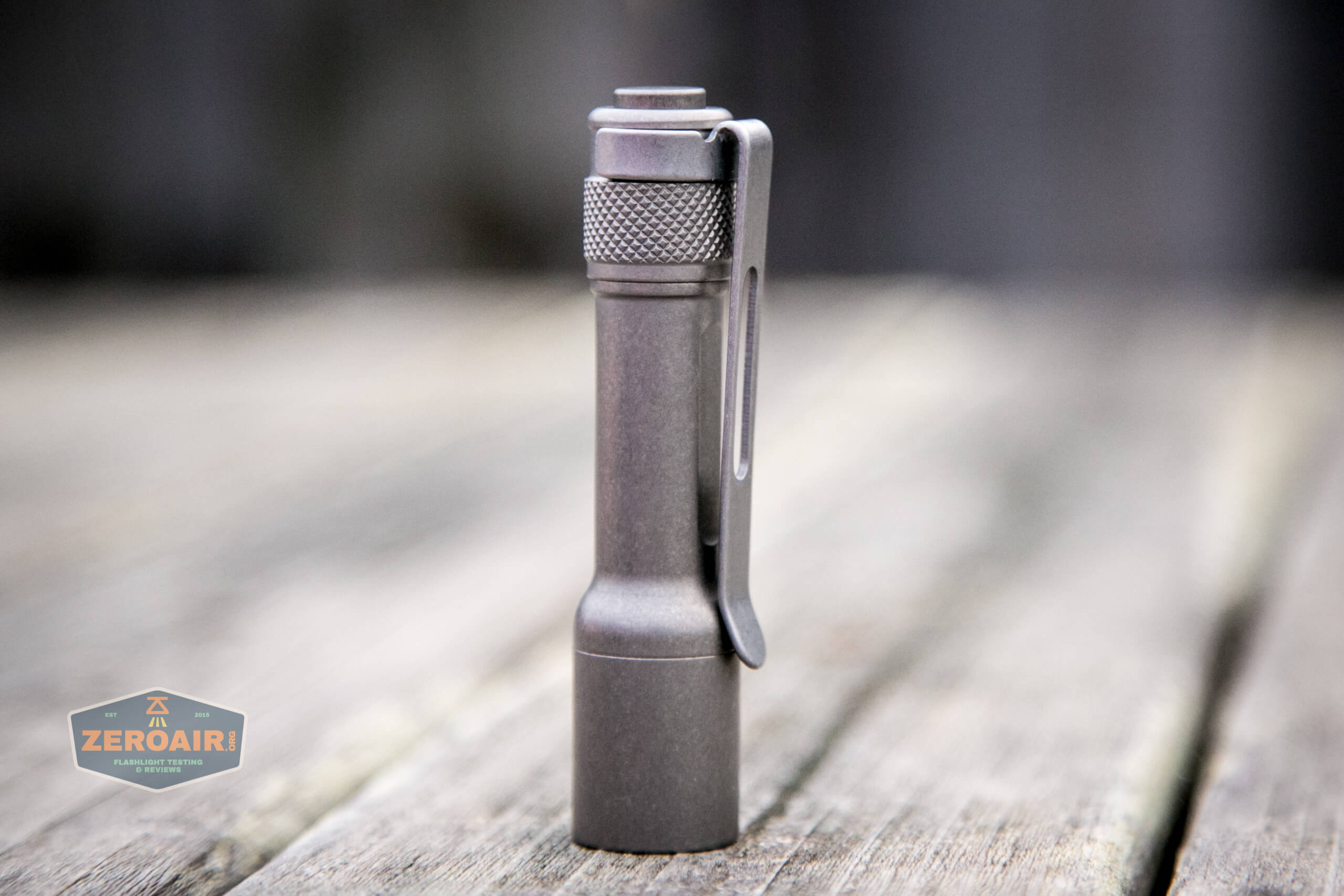 Seeknite SK03 standing, pocket clip detail