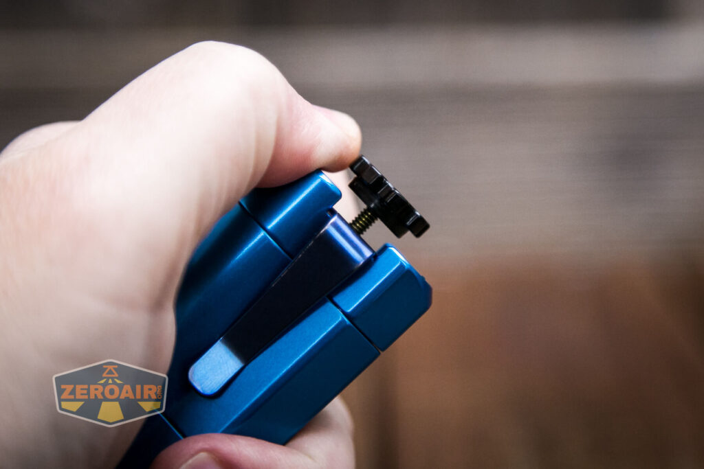 Frelux Synergy1 flashlight unscrewing