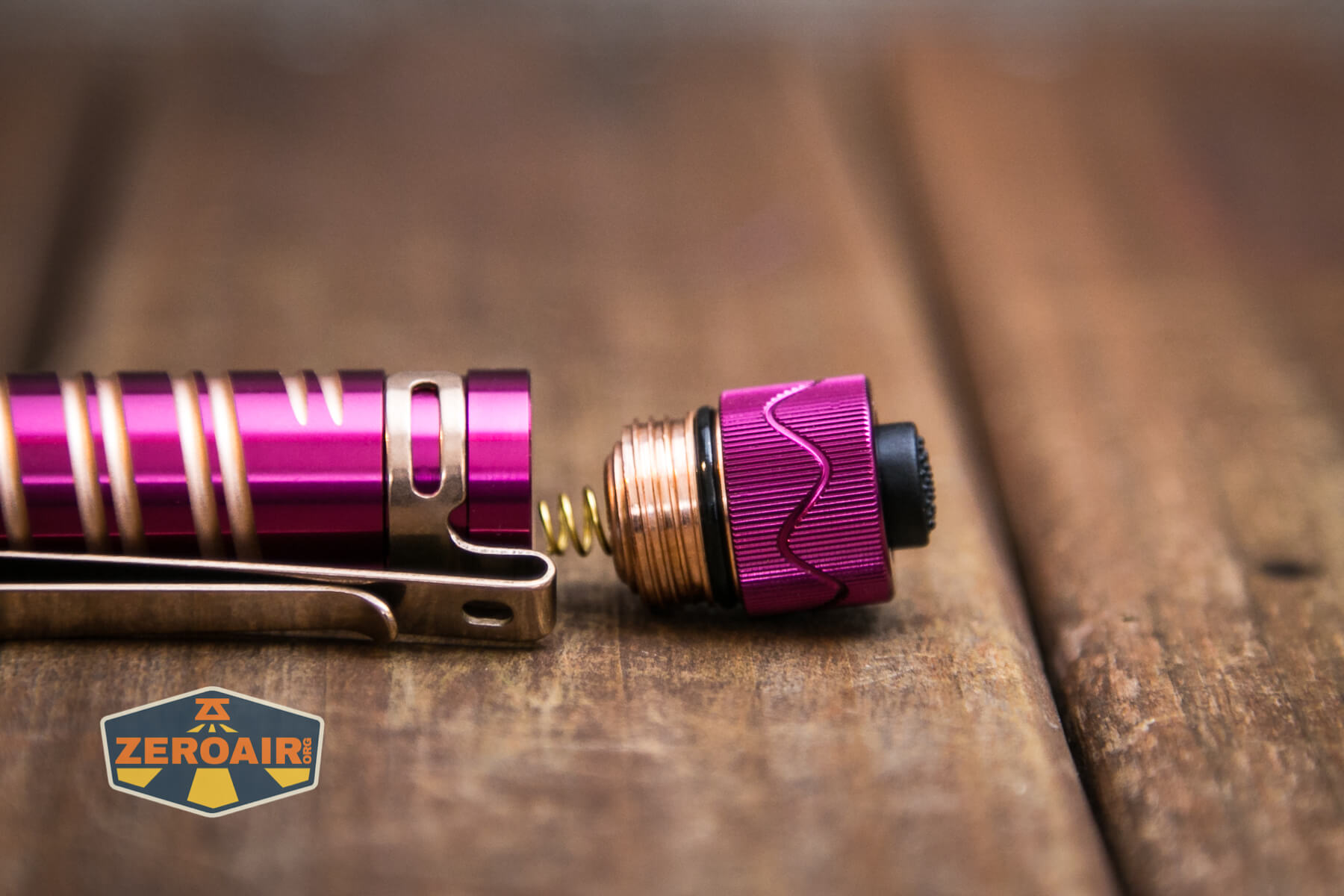 Olight i5R EOS Plum flashlight tailcap off
