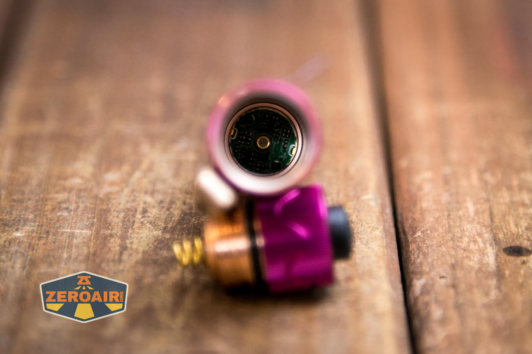 Olight i5R EOS Plum flashlight head contact