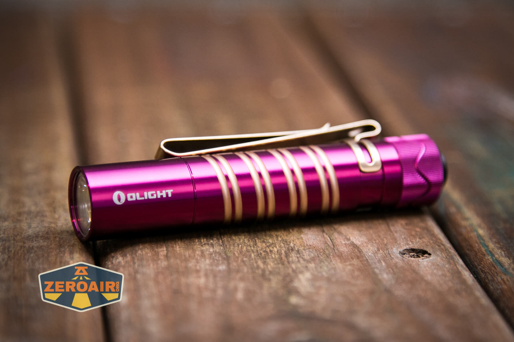 Olight i5R EOS Plum flashlight spirals