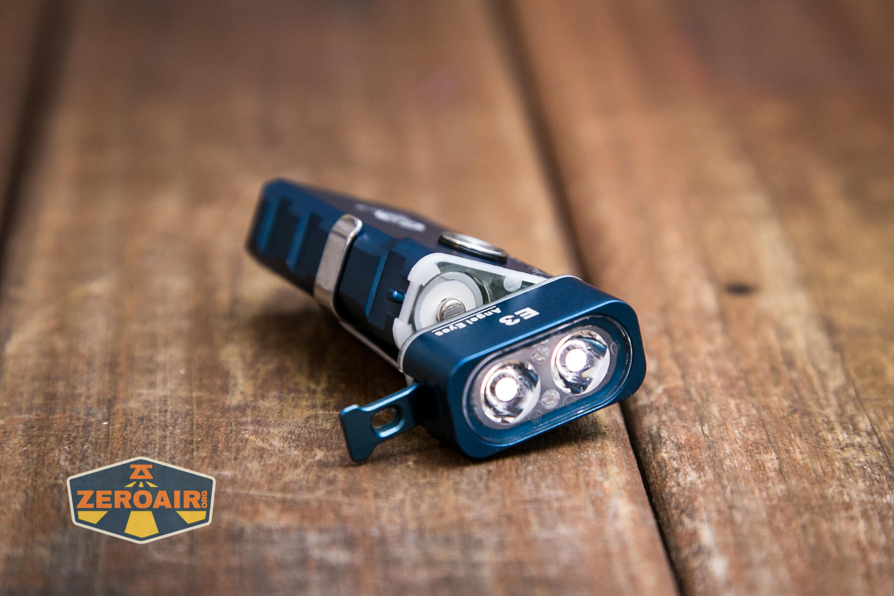 RovyVon Angel Eyes E3 flashlight aaa being installed