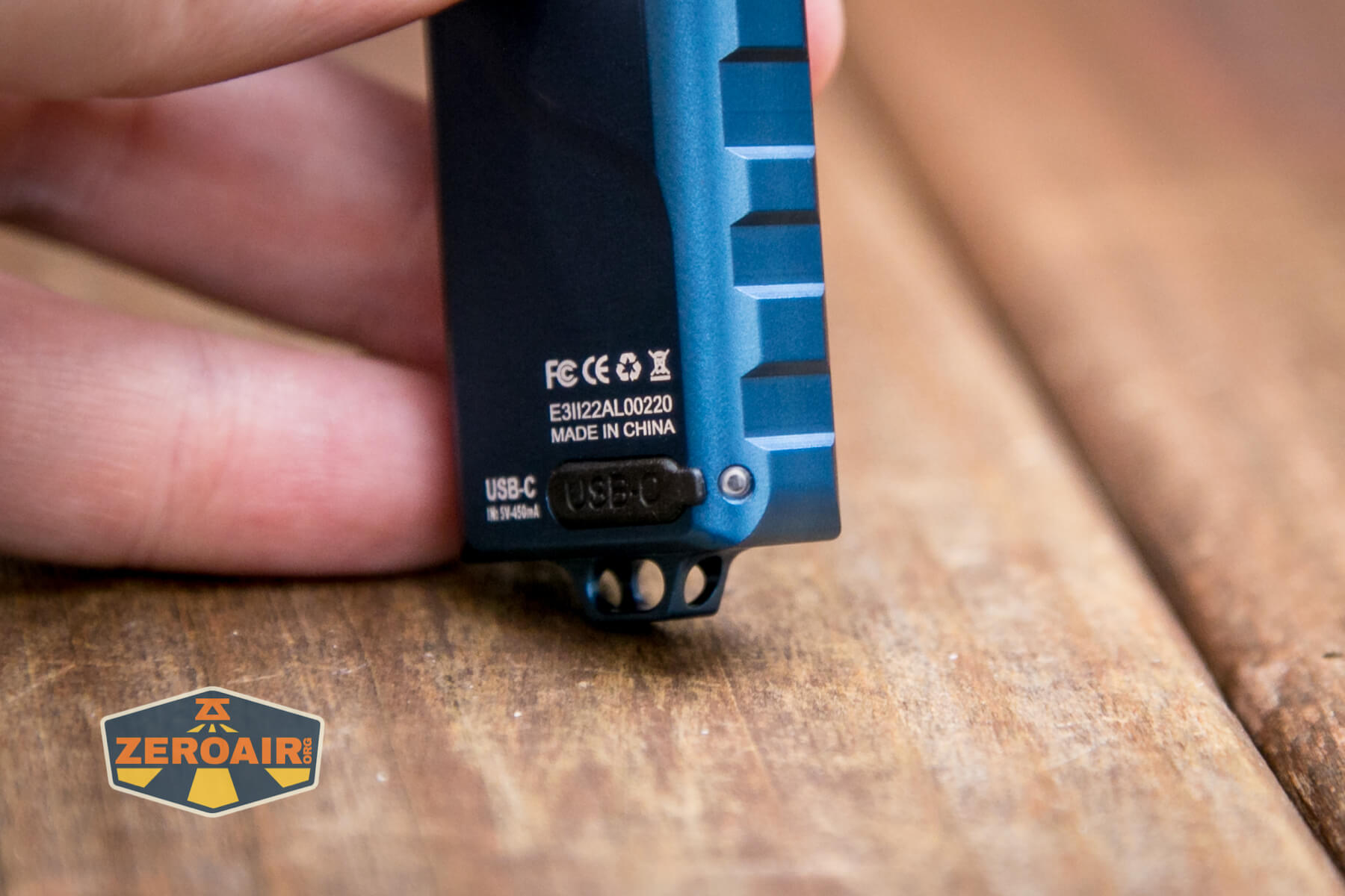 RovyVon Angel Eyes E3 flashlight usb-c charging indicator
