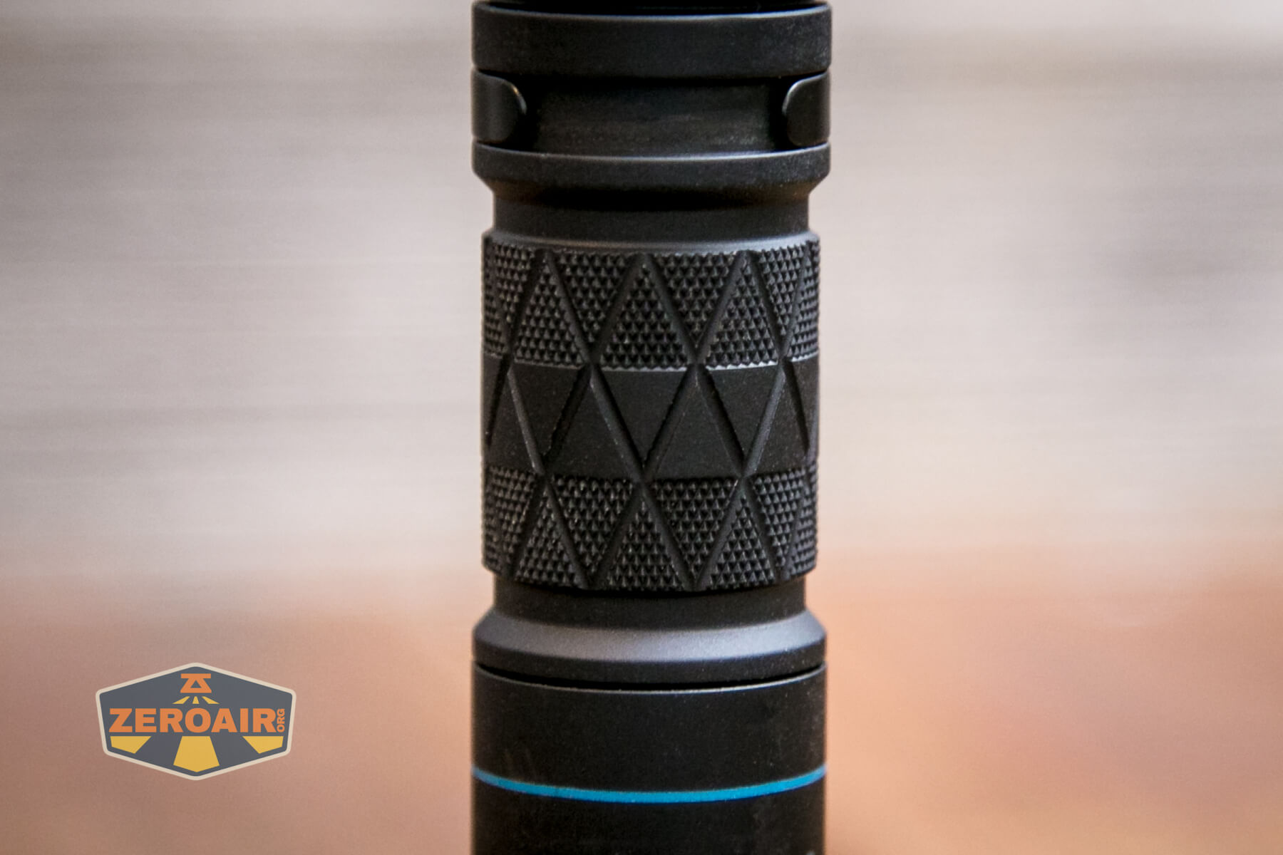 Wuben E18 flashlight diamond knurling