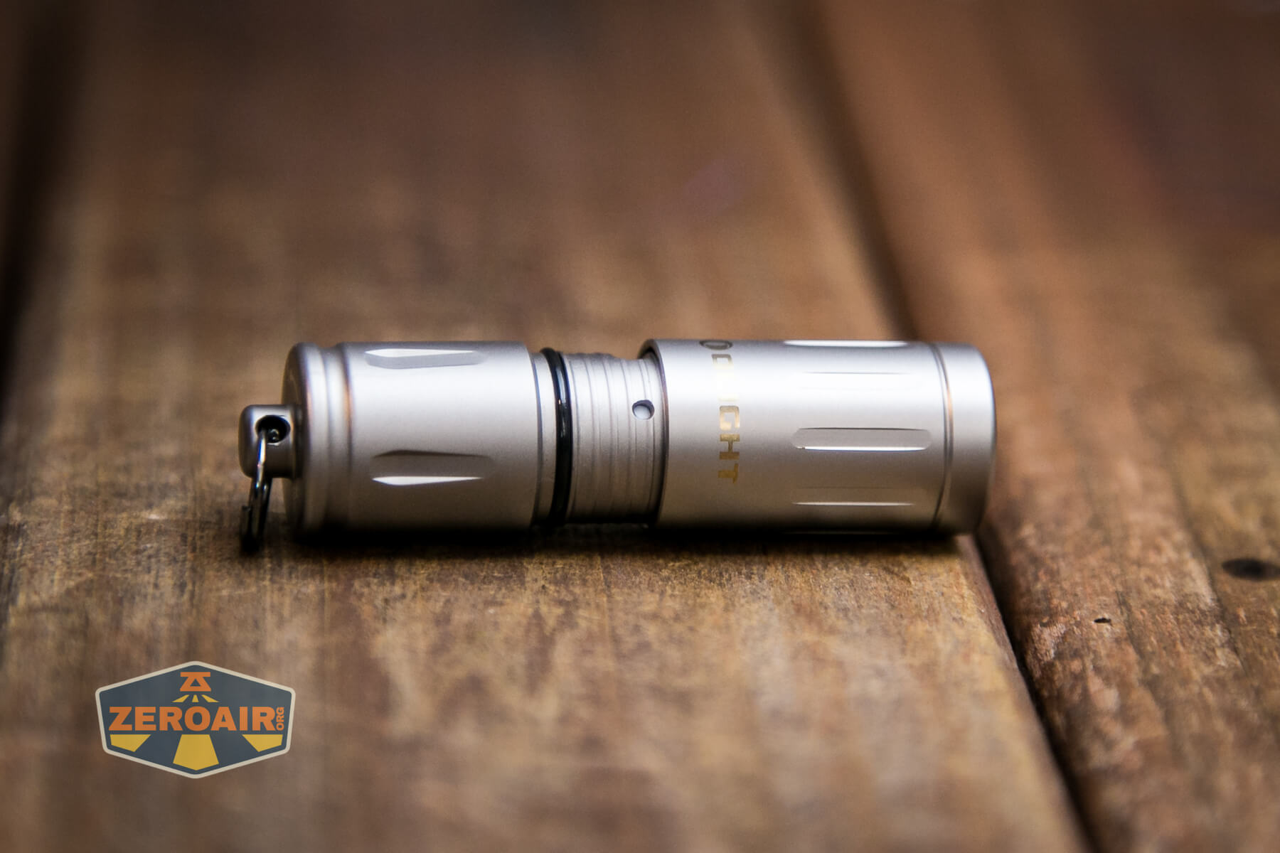 Olight iXV Ti keychain flashlight charging indicator