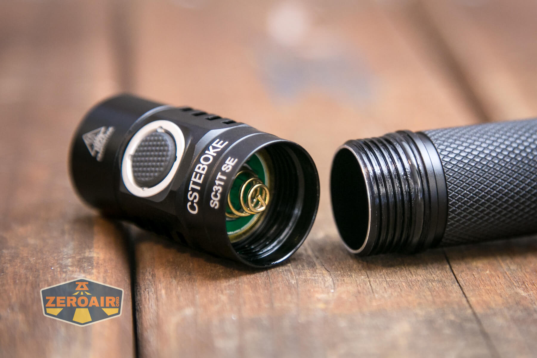 Csteboke SC31T SE flashlight head off showing threads