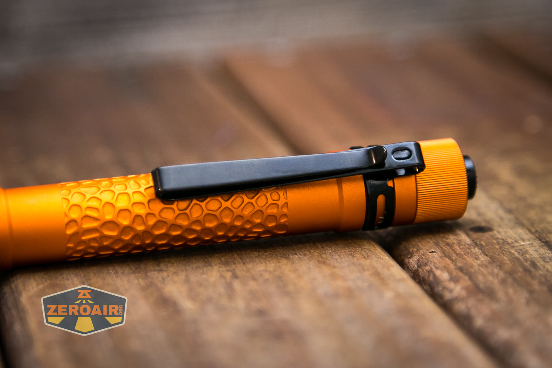 Olight i5T Plus Pebble flashlight two way pocket clip