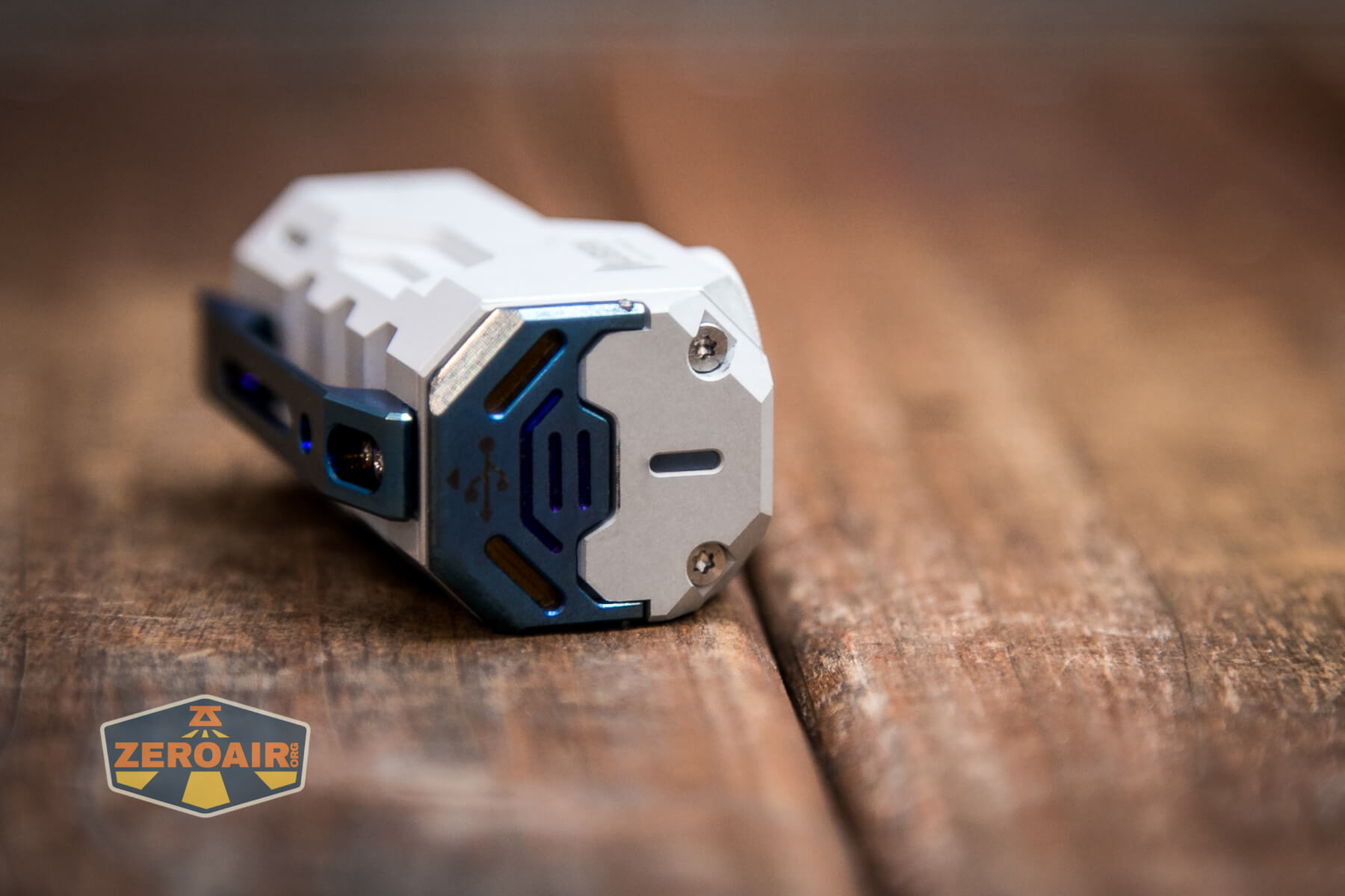 Wuben X-0 Knight flashlight top