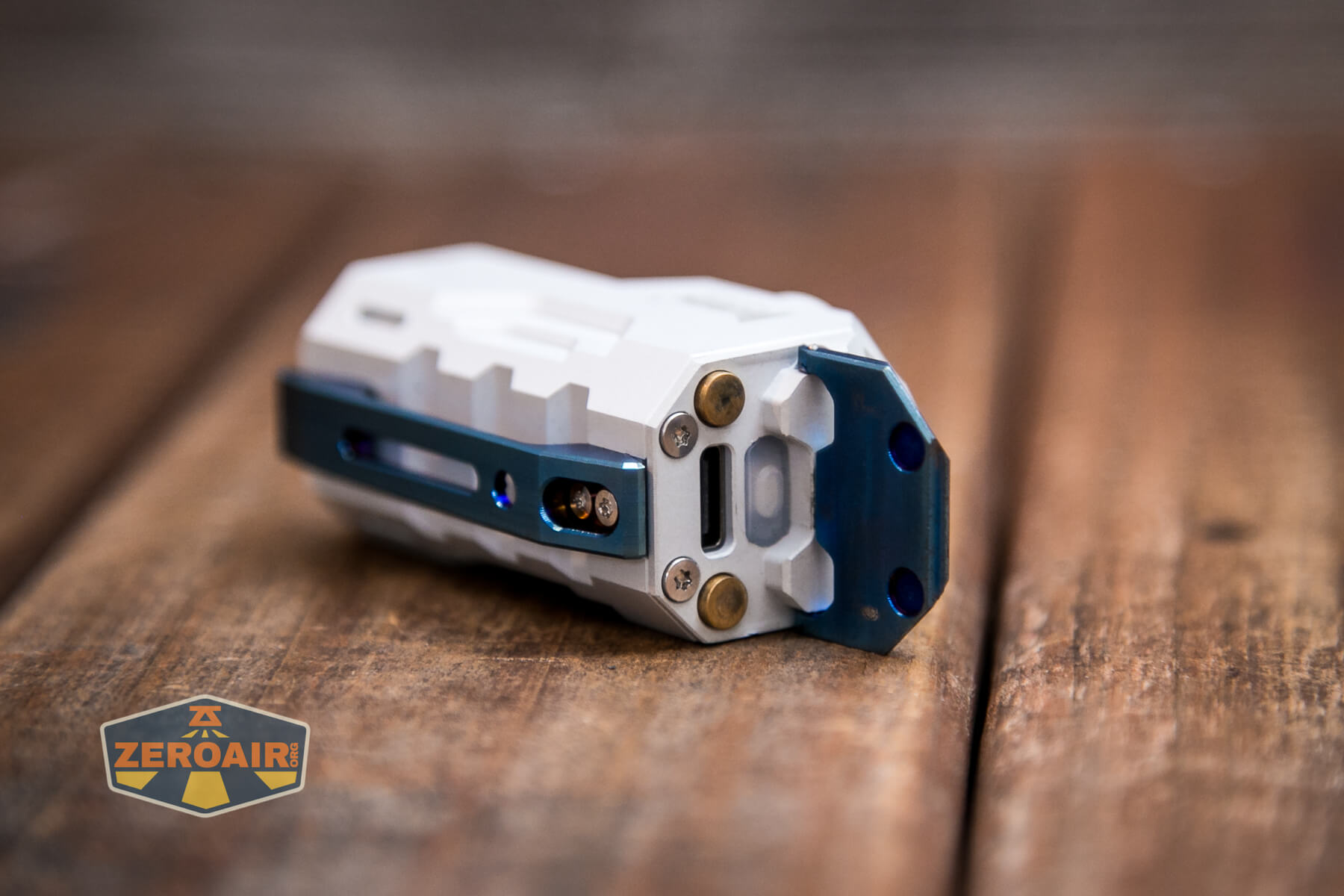 Wuben X-0 Knight flashlight switch access over charging port