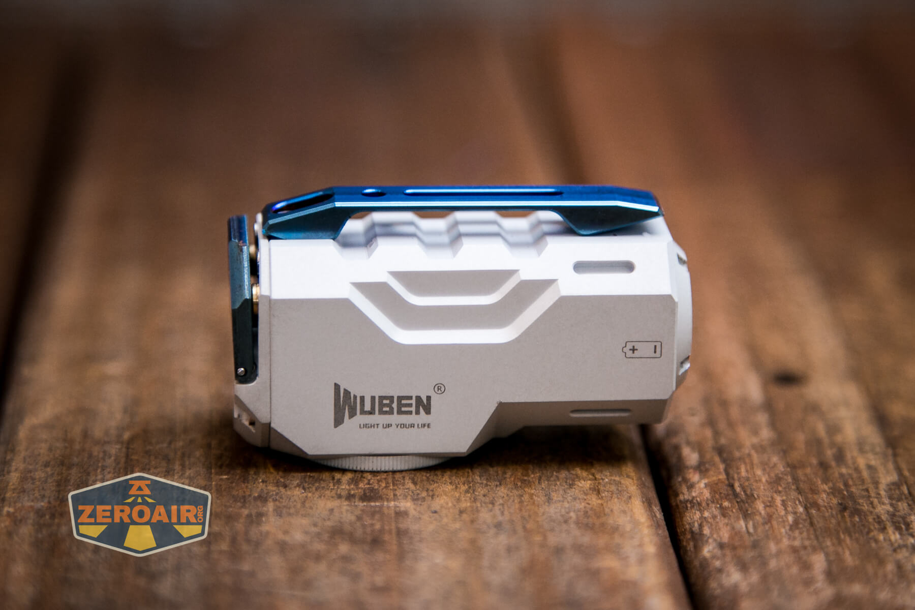 Wuben X-0 Knight flashlight headstanding