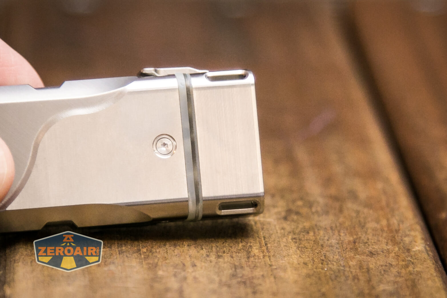 RovyVon Angel Eyes E4Ti flashlight screw on back