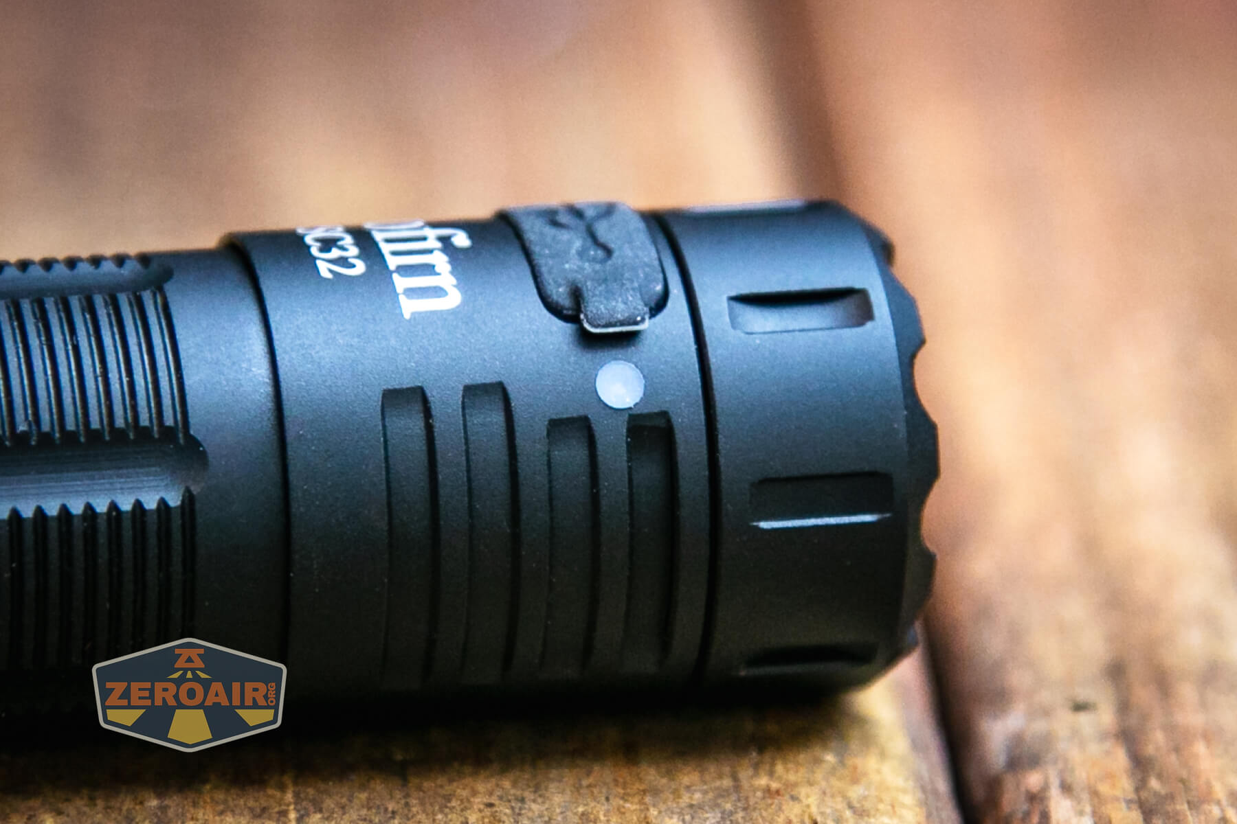 Sofirn SC32 Mini Tactical flashlight charging indicator