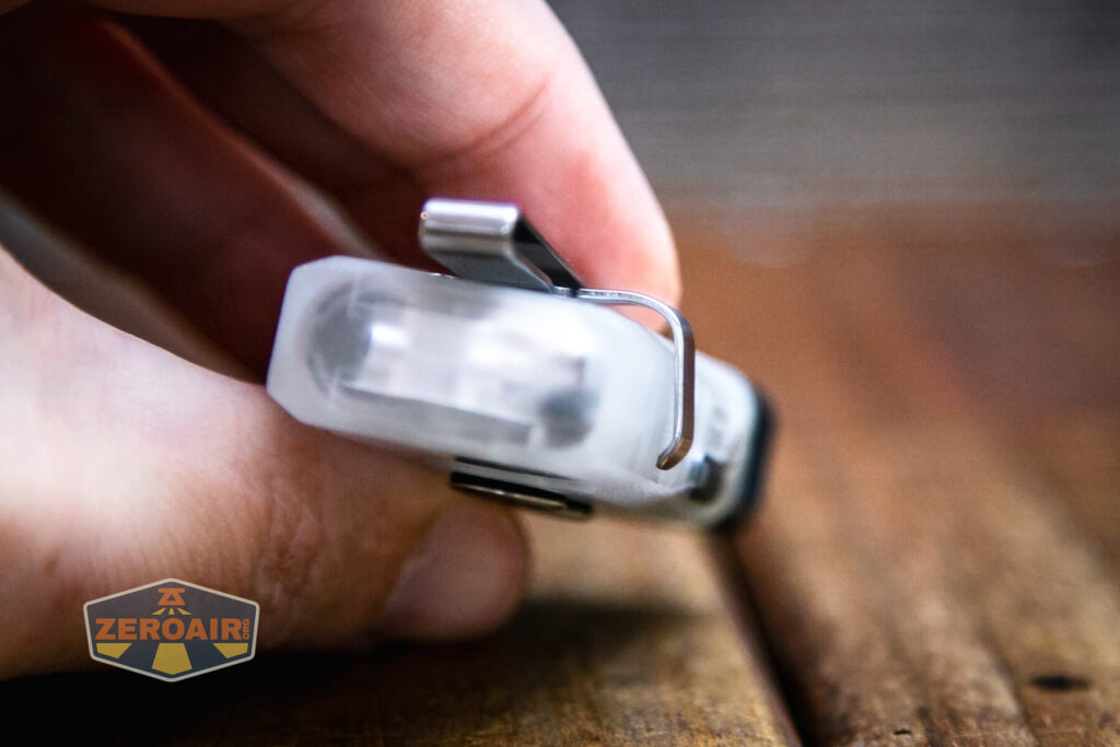 RovyVon Angel Eyes E7 flashlight pocket clip is not perfect