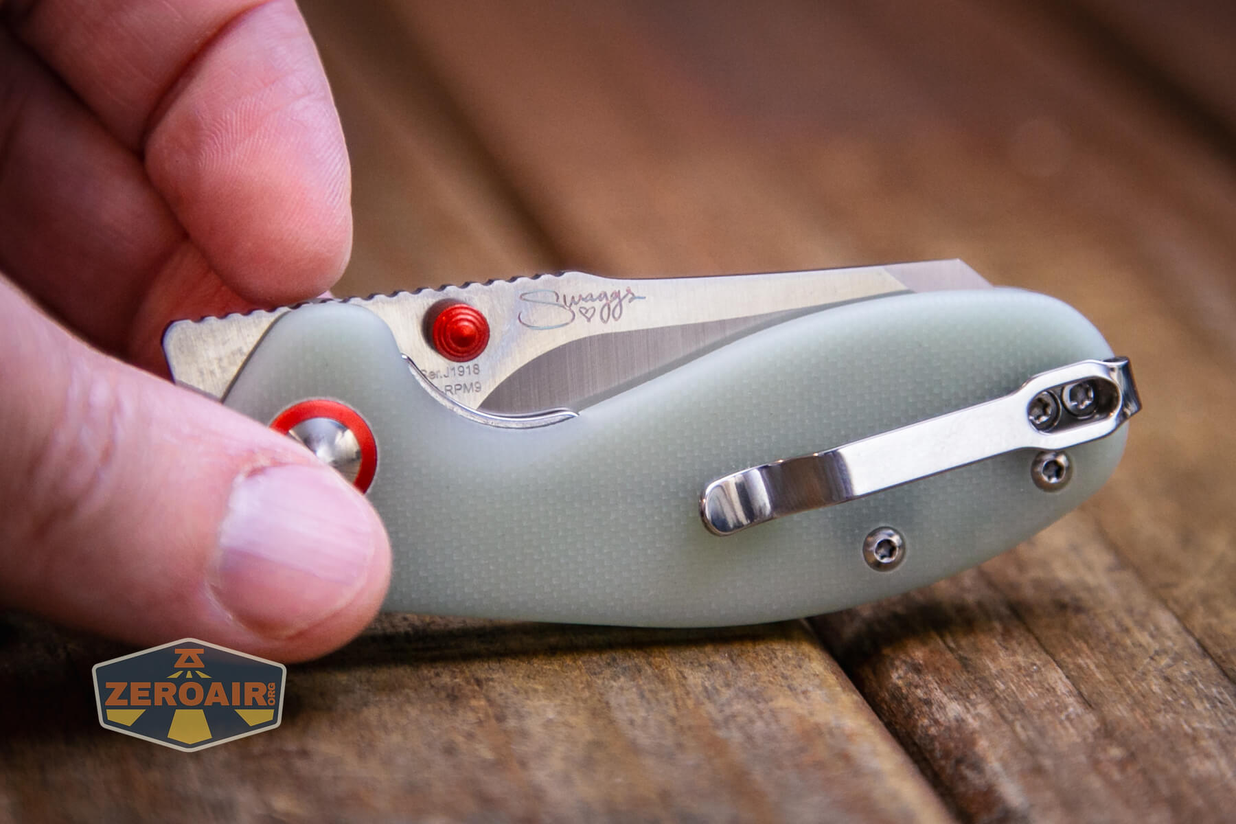 CJRB Maileah J1918 knife SWAGGS branding
