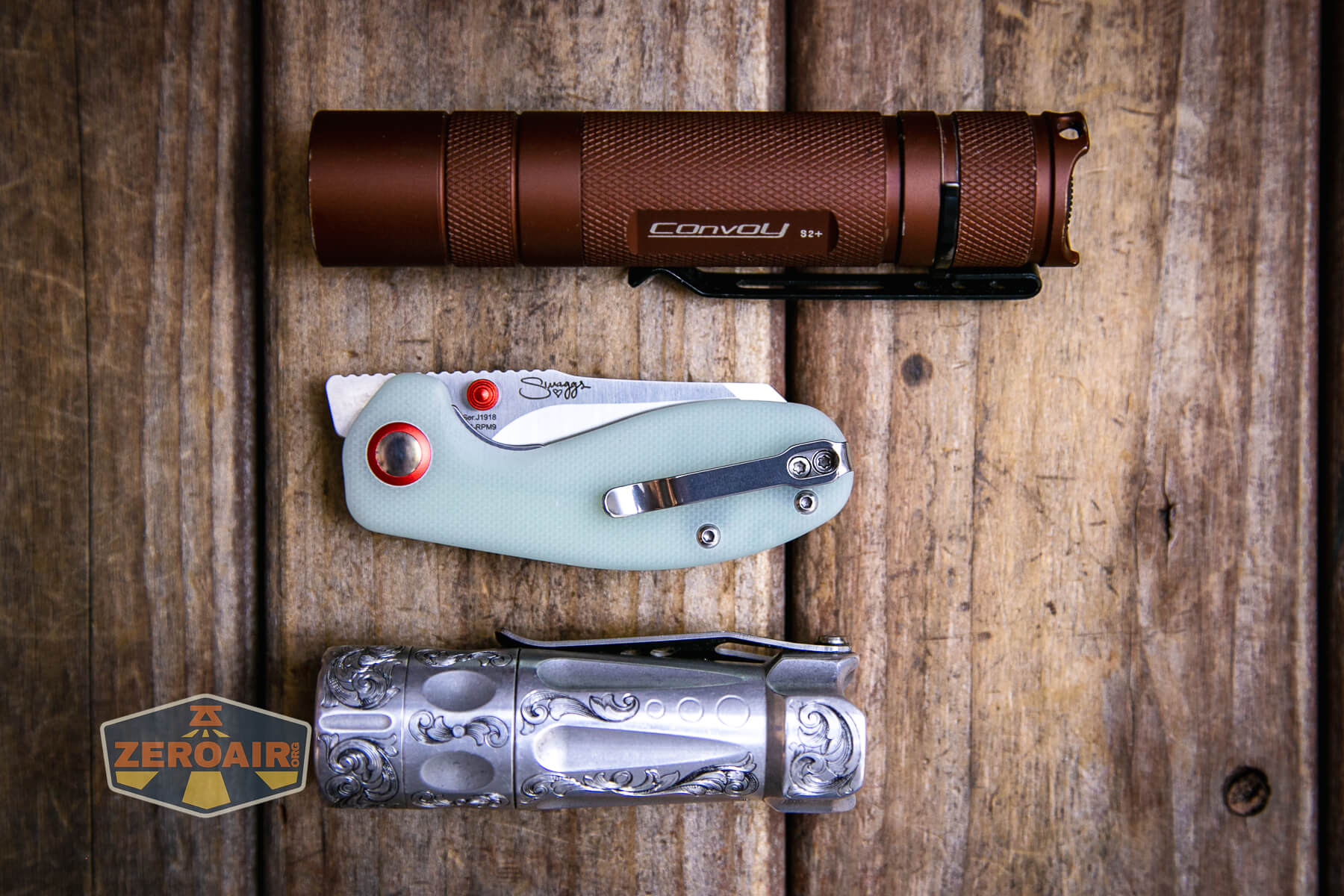CJRB Maileah J1918 knife with standard flashlight references
