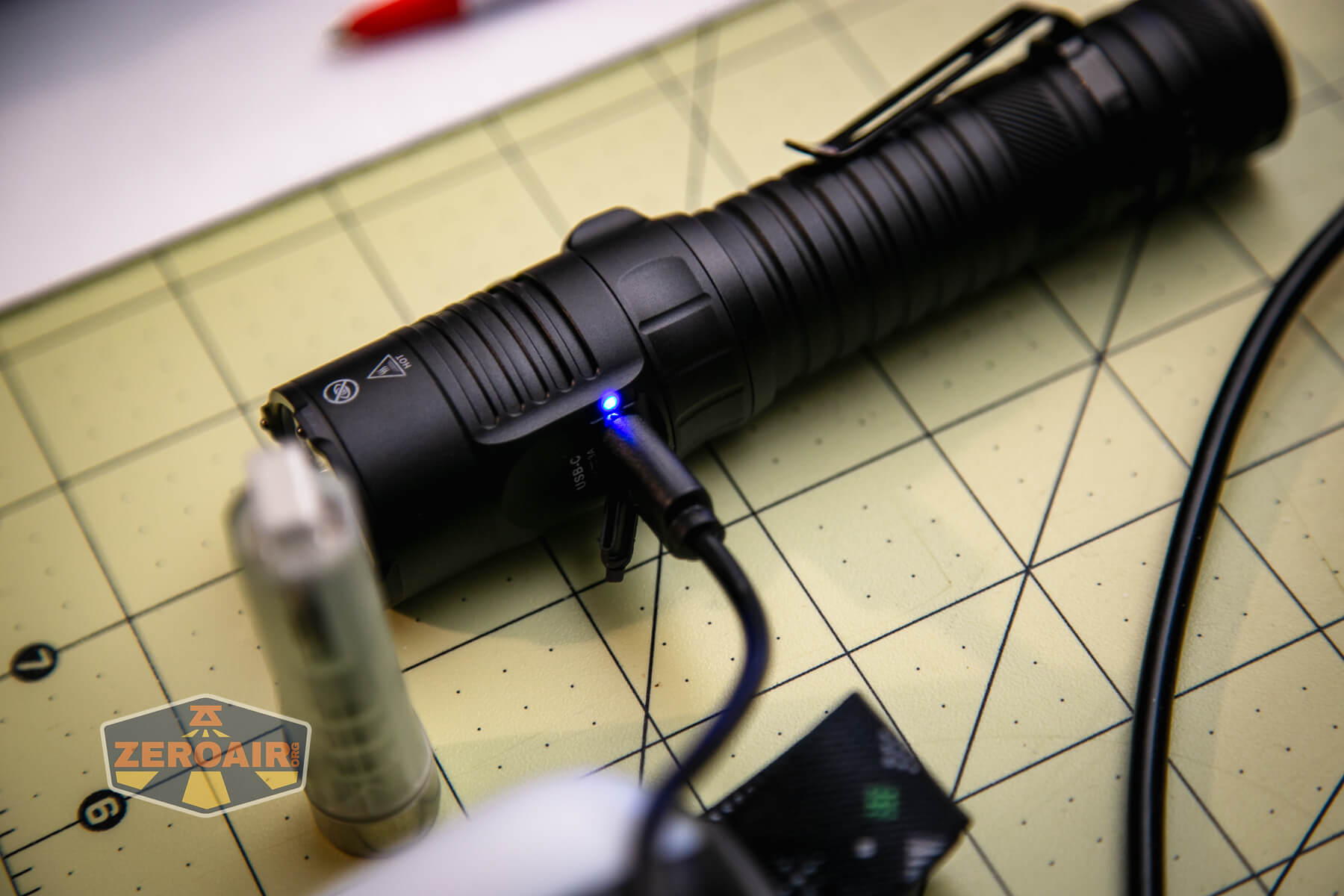 RovyVon Search S23 flashlight charging indicator