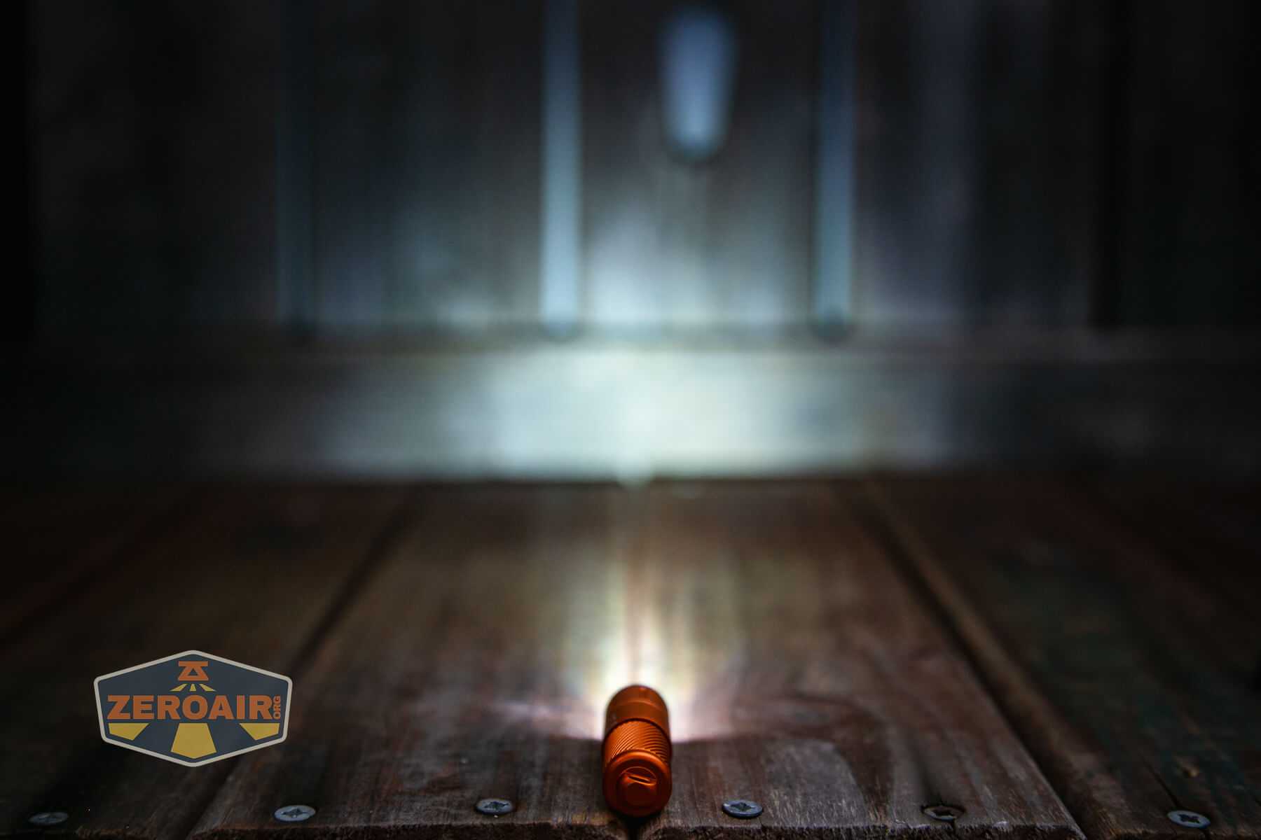 Skilhunt EK1 keychain flashlight beamshot on
