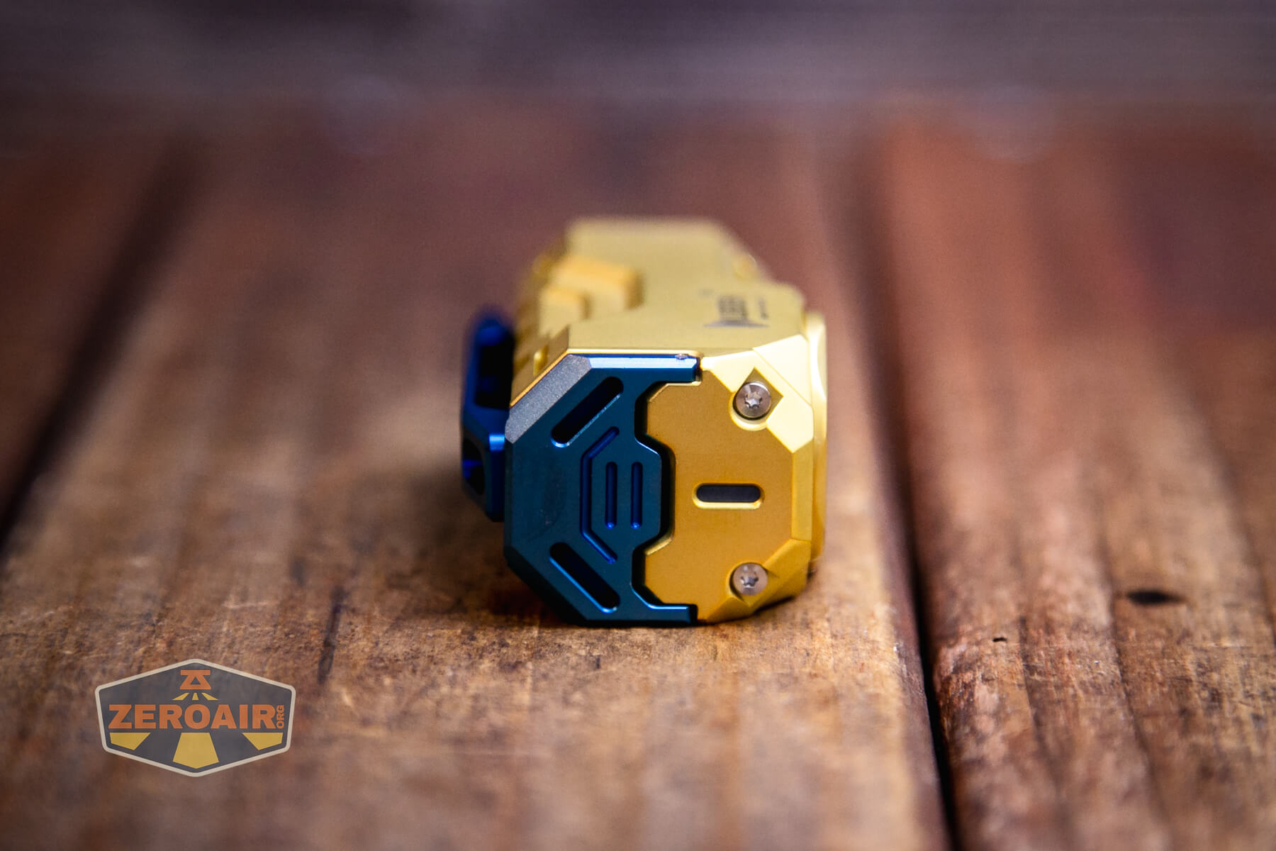 Wuben X-0 Knight brass flashlight charging port