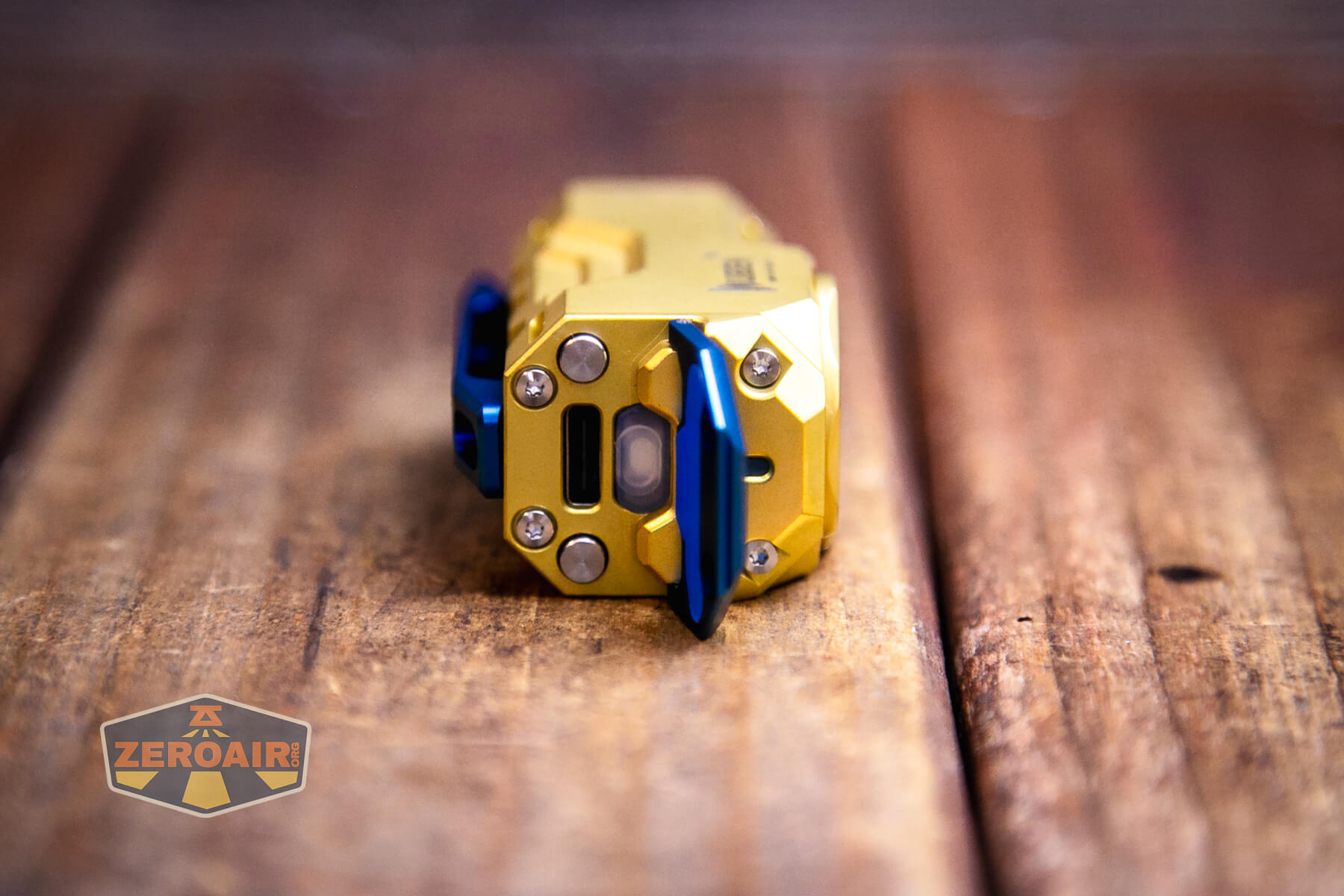 Wuben X-0 Knight brass flashlight charging port