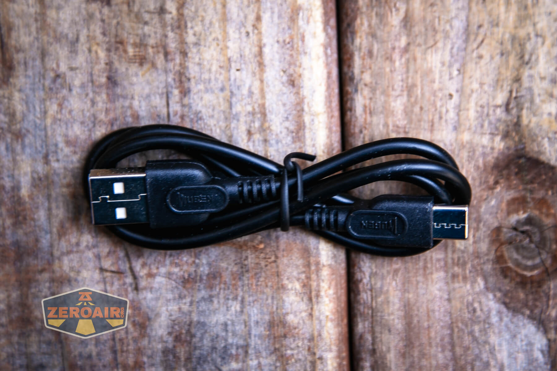 Wuben X-0 Knight brass flashlight charging cable
