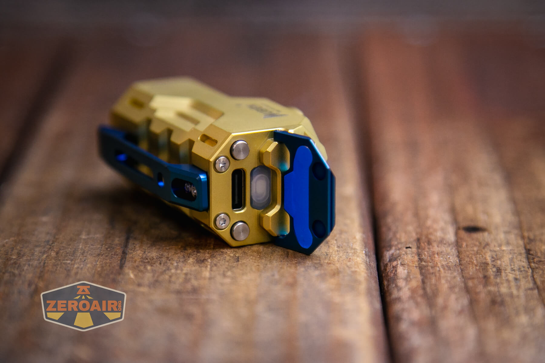 Wuben X-0 Knight brass flashlight e-switch