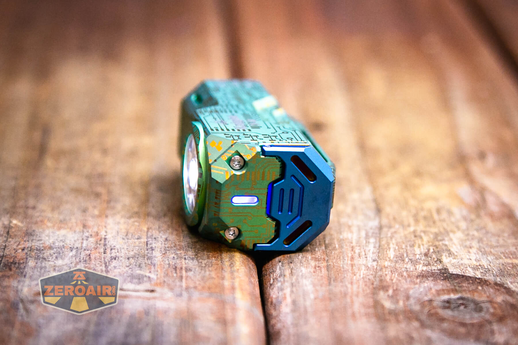 Wuben X-0 Knight titanium flashlight indicator near switch