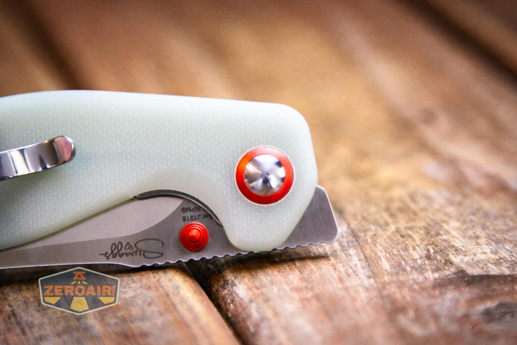 CJRB Maileah J1918 knife pivot screw backside