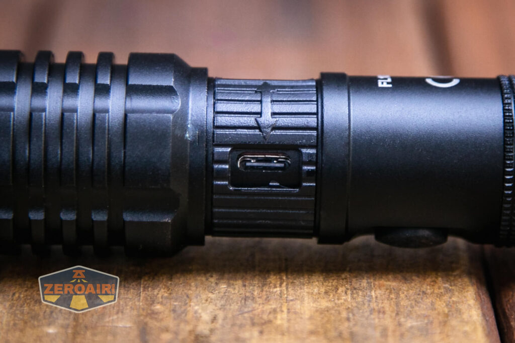 Observer FL1000 Zoomie flashlight usb-c charging port