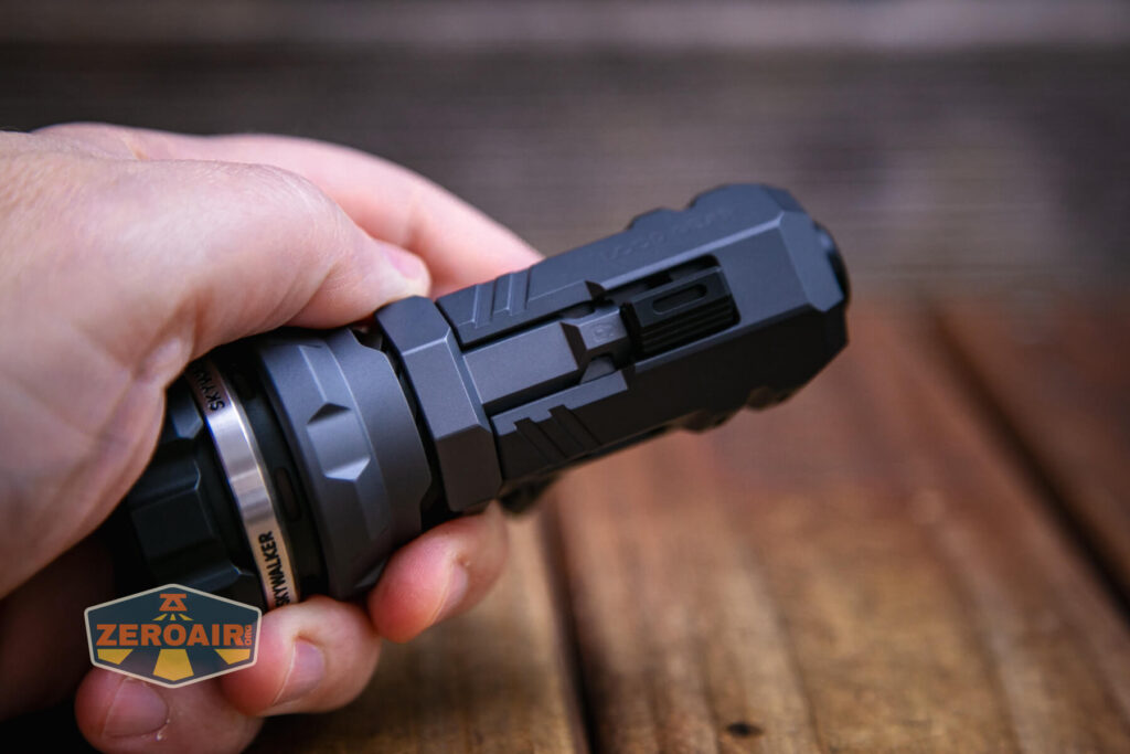 Loop SK-01s LED flashlight extender closed