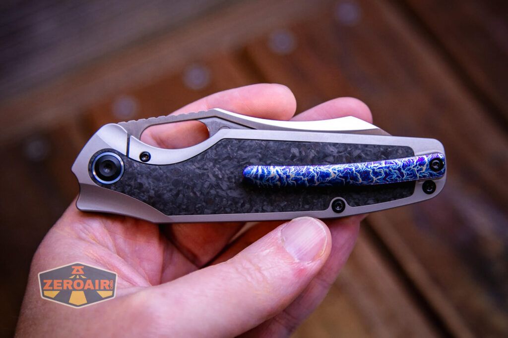 both sides in-hand view