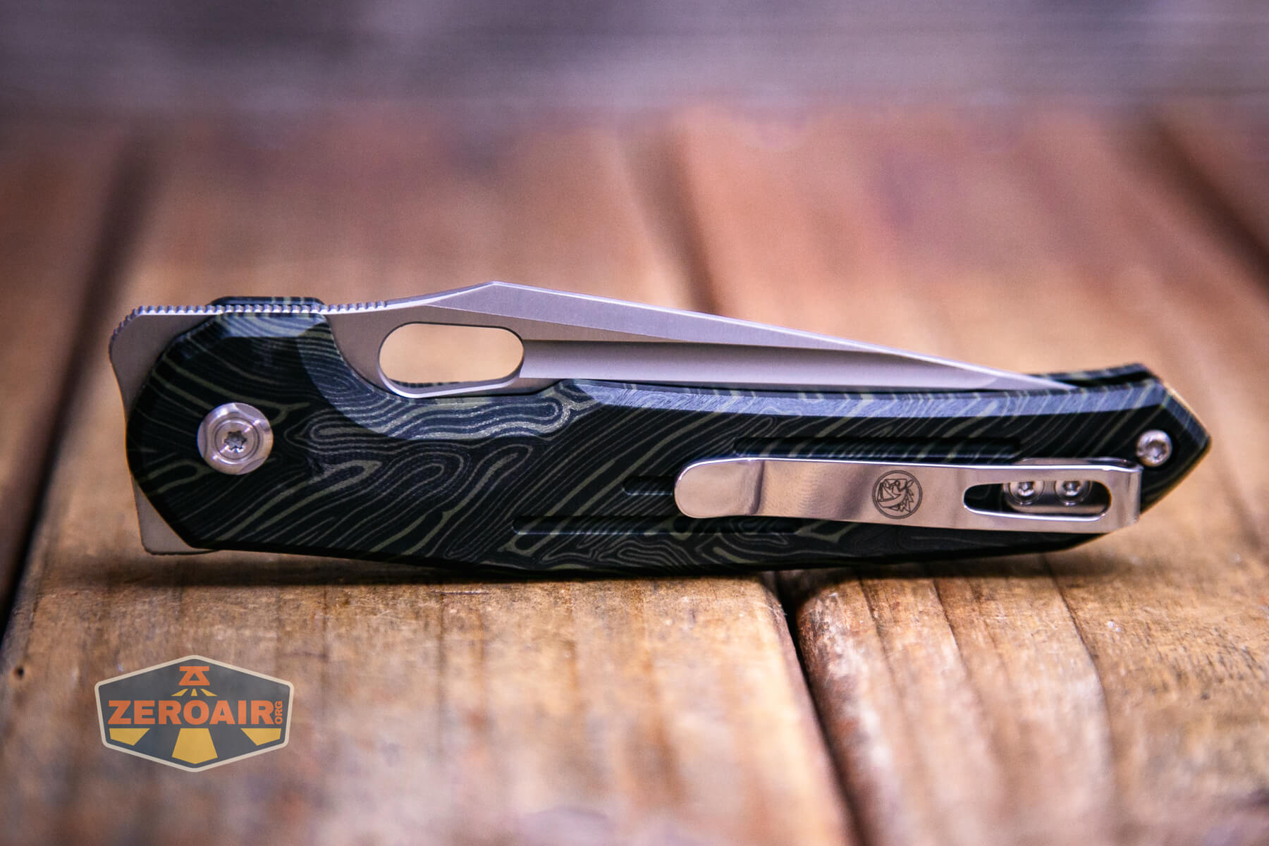 showing both sides, closed