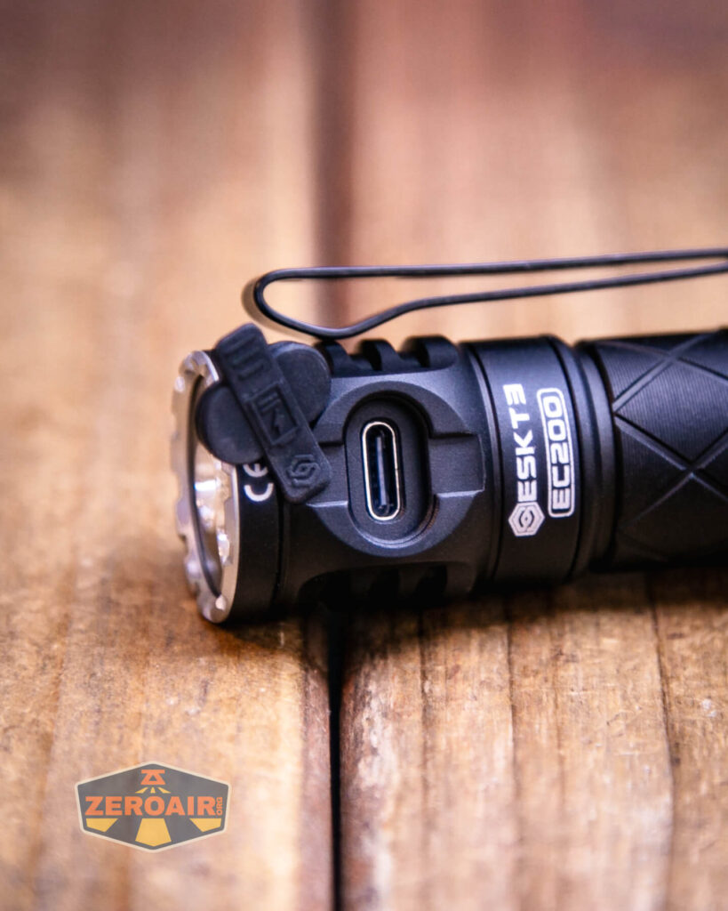 Skilhunt EC200S-Red Mini EDC flashlight charging port