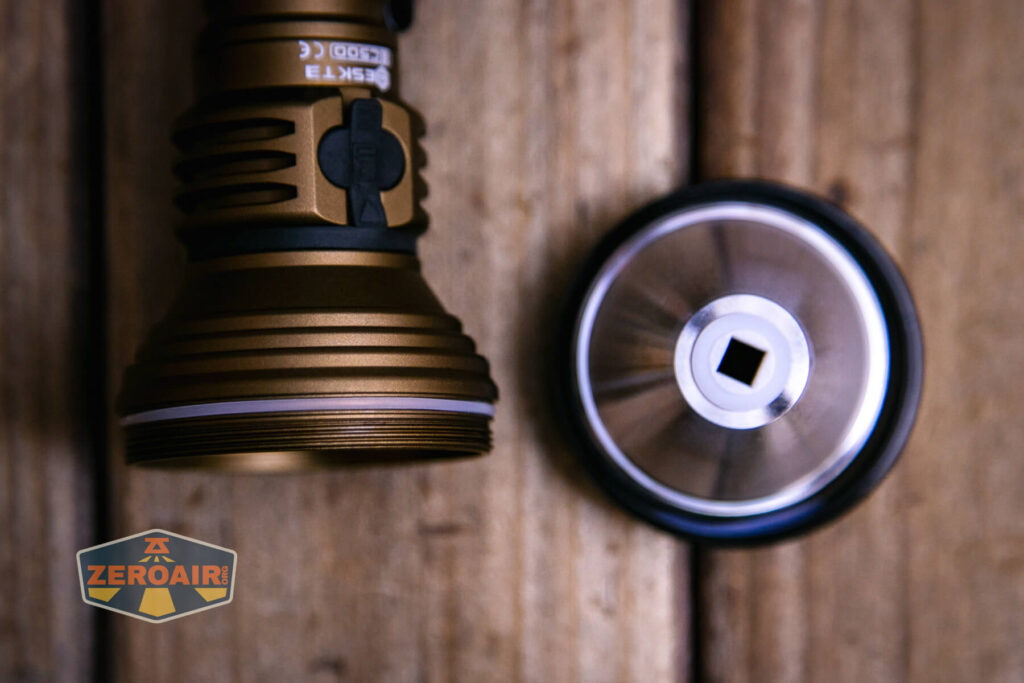 Skilhunt EC500 Coyote neutral white flashlight bezel threads