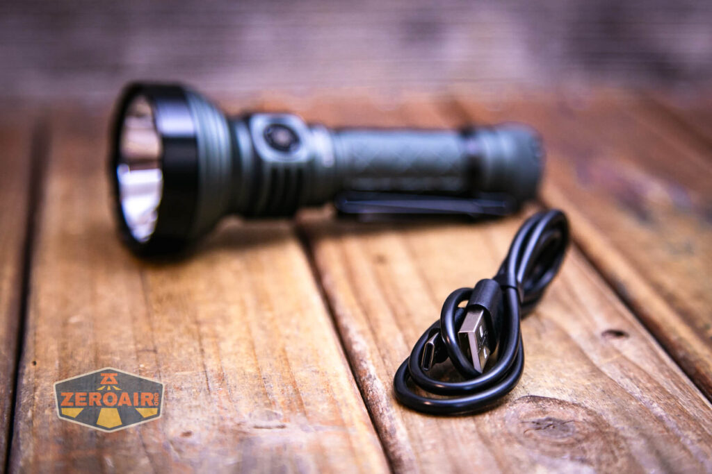 Skilhunt EC500 warm white flashlight charging cable