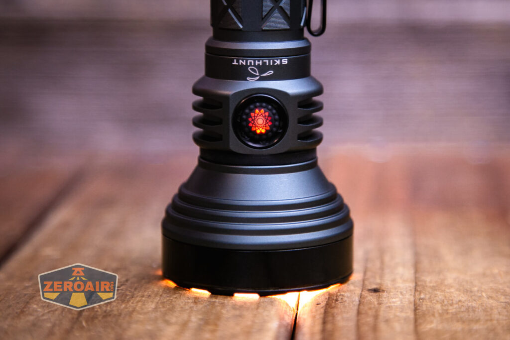 Skilhunt EC500 warm white flashlight e-switch indicating in red