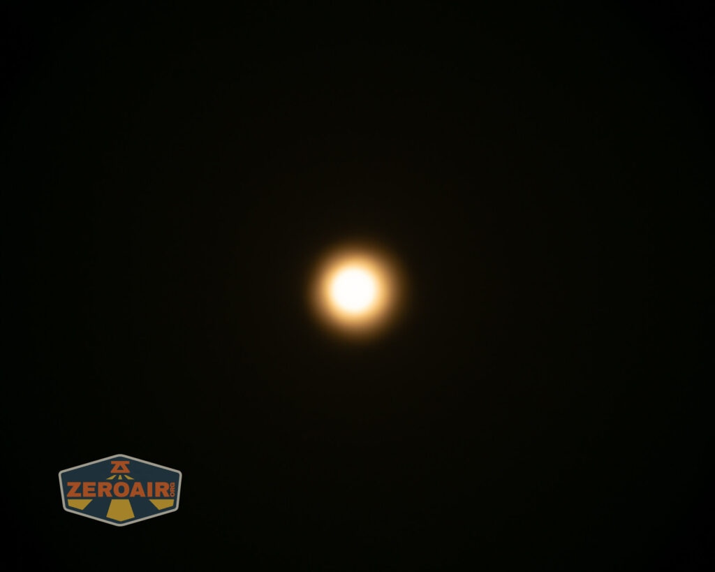 Skilhunt EC500 warm white flashlight beamshots on ceiling