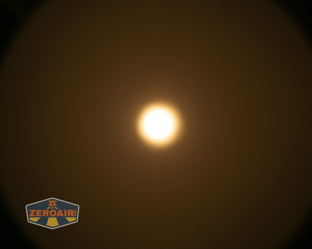 Skilhunt EC500 warm white flashlight beamshots on ceiling