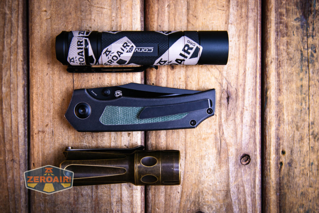 Kansept Fermi knife with standard sized flashlights