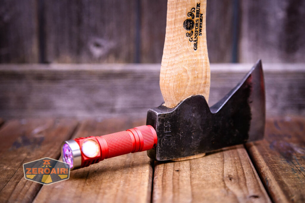 Emisar D3AA 5700K flashlight tail magnet in use