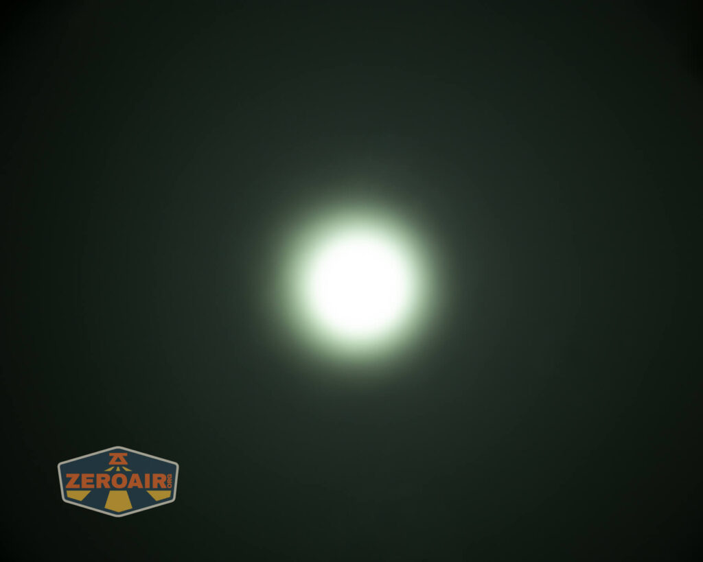 Skilhunt M200 V4 flashlight beamshots on ceiling