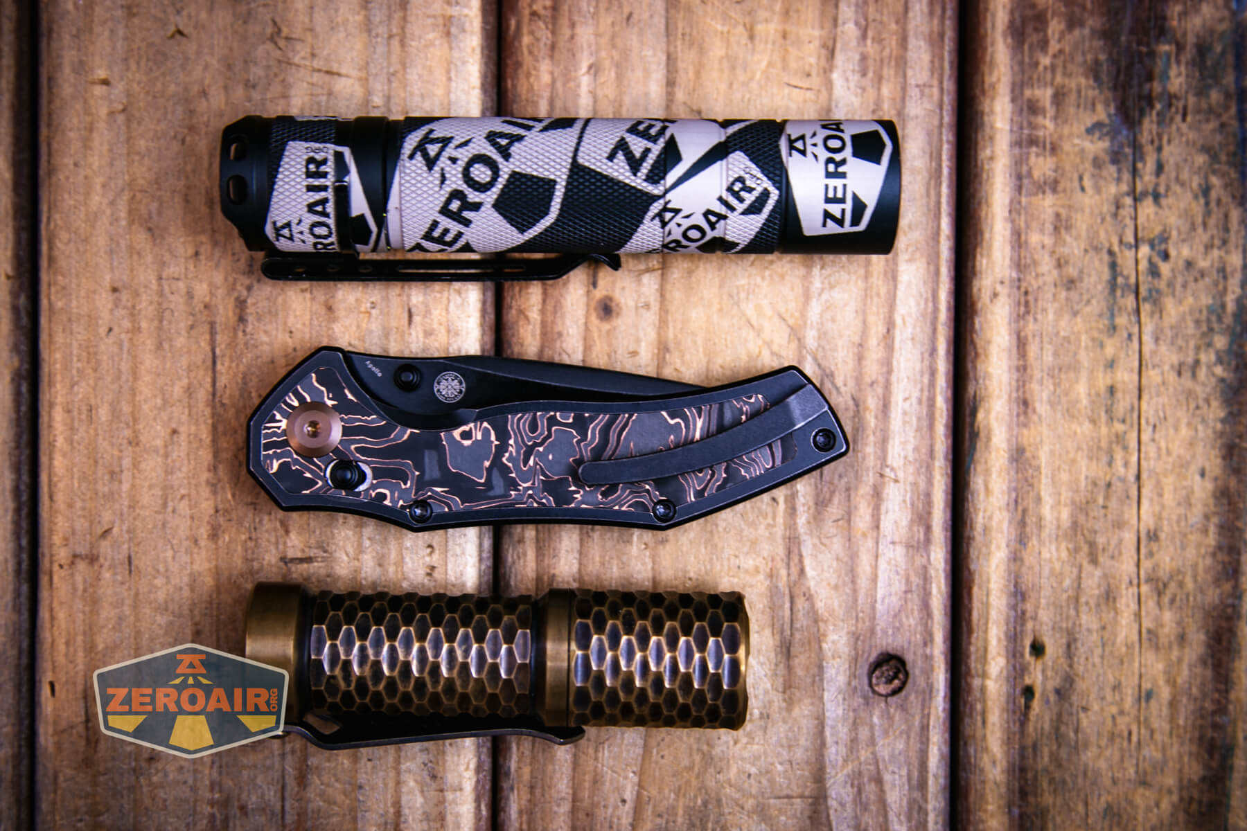 Kansept Apollo cross bar lock knife with two standard sized flashlights