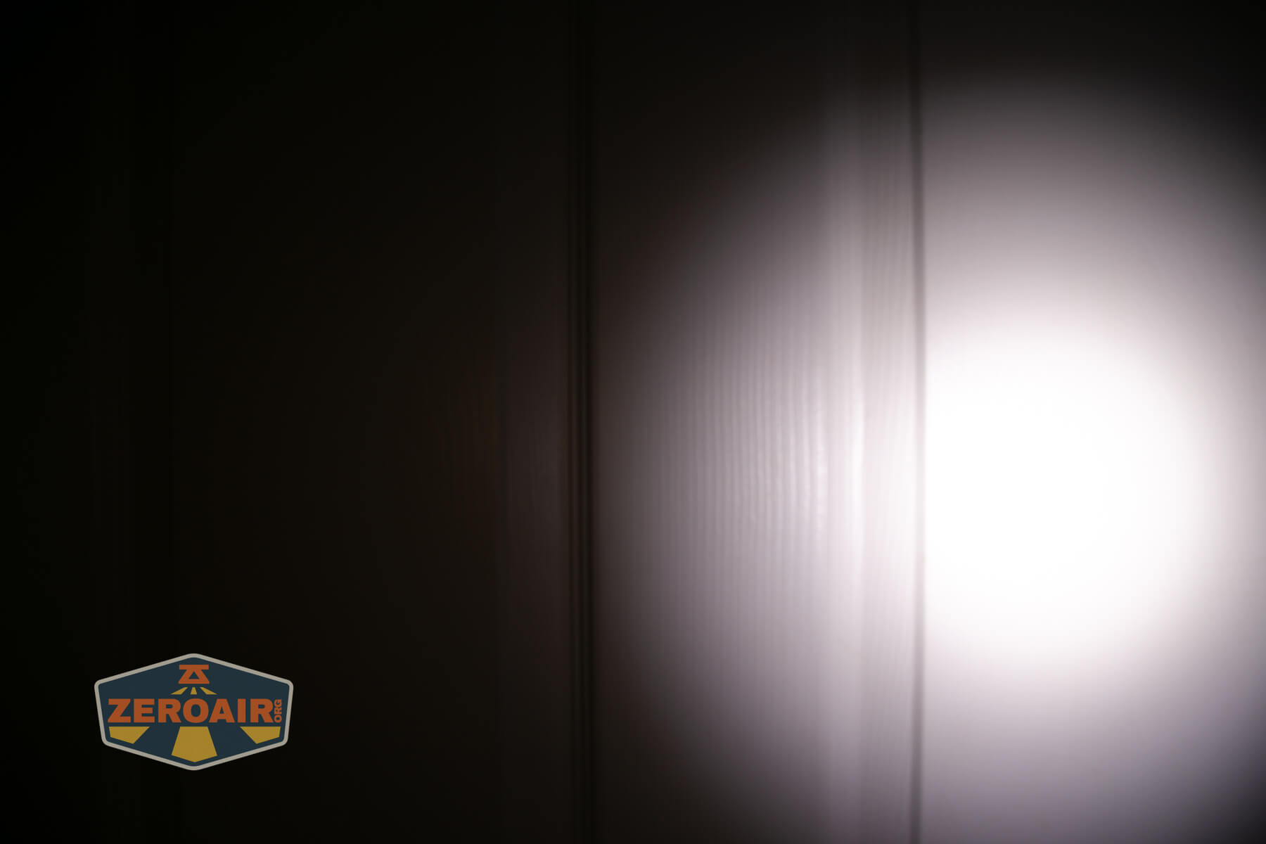 LoopGear SK-05 Pro MAO flashlight beamshots on door (at 1') compared to nichia 219b 4500K