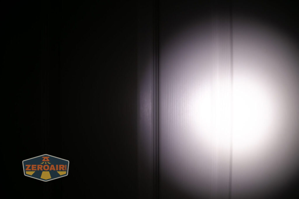 Skilhunt EC150 Nichia 519a flashlight beamshots on door compared to nichia 219b