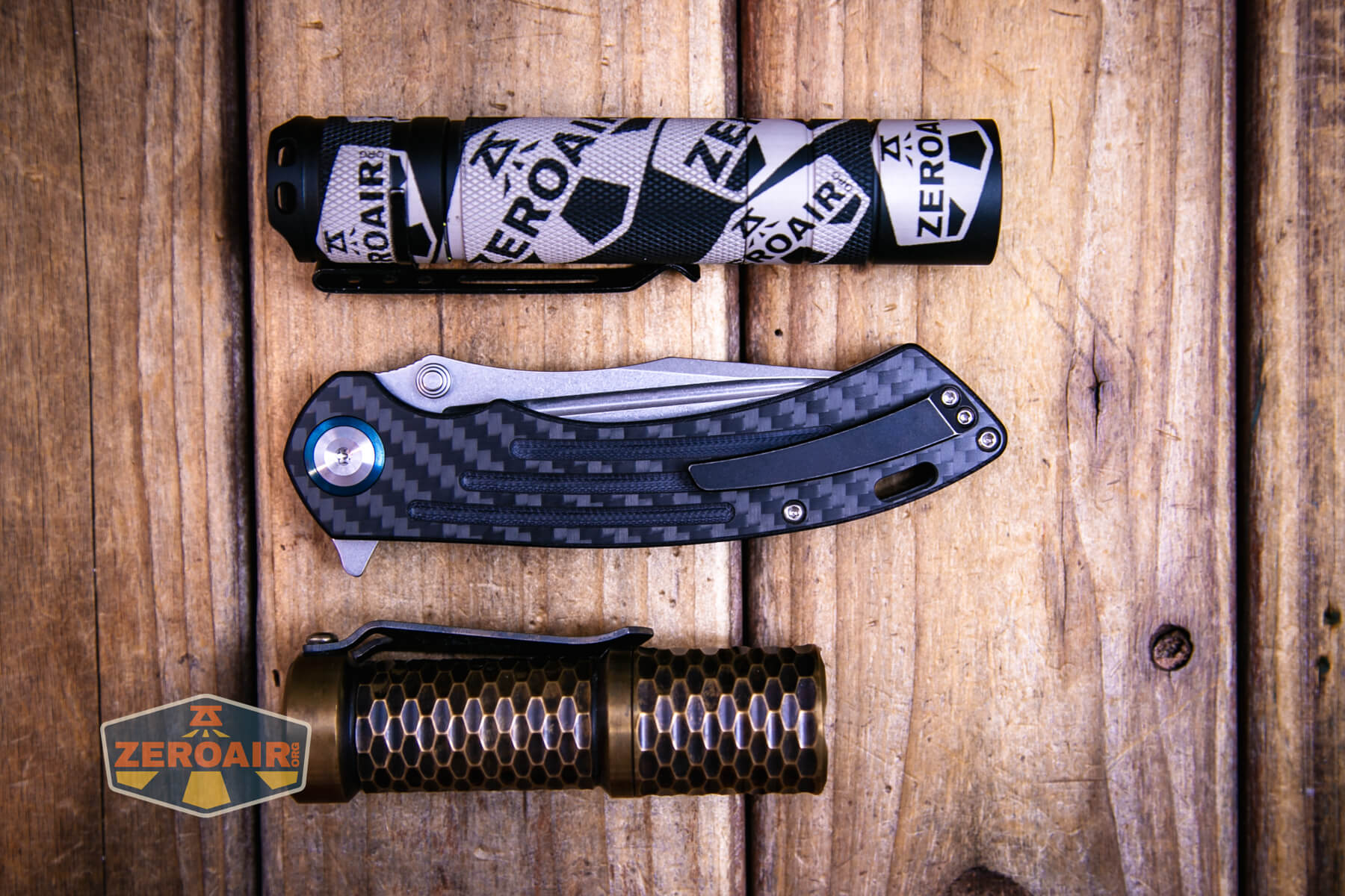 Kansept Pretatout flipper knife with two standard sized flashlights