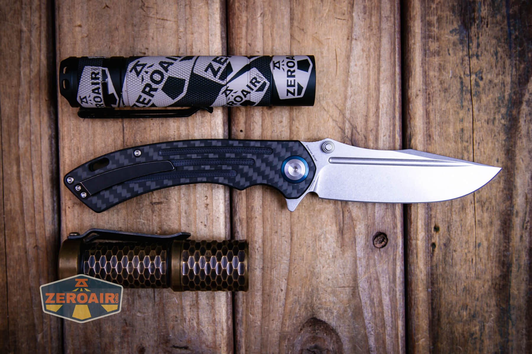 Kansept Pretatout flipper knife with two standard sized flashlights